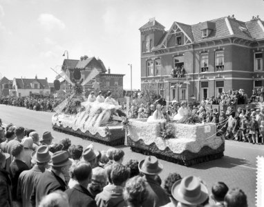 Bloemencorso in de Bollenstreek, praalwagen met de drie lentenimphen, Hilda, Lis, Bestanddeelnr 911-1884