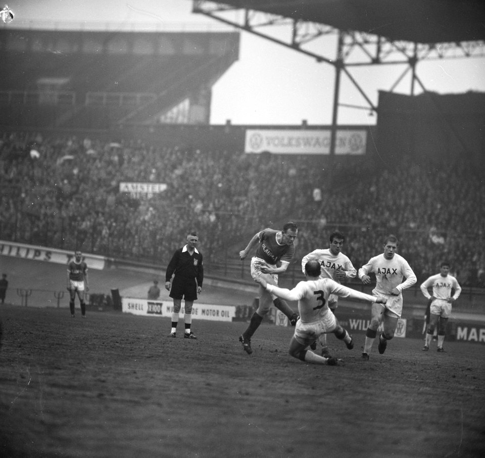 Blauw Wit tegen Ajax 0-3 Koeman stuit op Ouderland, naast hem Bennie Muller en , Bestanddeelnr 915-1888