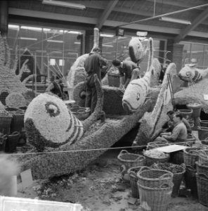 Bloemencorso in de maak, frontaanzichten der wagens voorstellende een natuurlief, Bestanddeelnr 915-1426