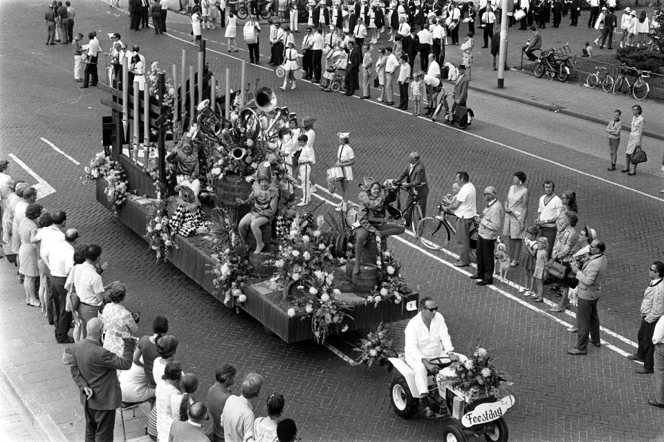 Bloemencorso in teken van Pilgrim Fathers in Leiden, Bestanddeelnr 923-7203