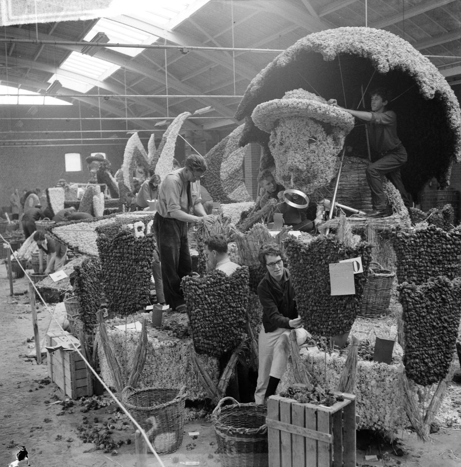 Bloemencorso in de maak, frontaanzichten der wagens voorstellende een natuurlief, Bestanddeelnr 915-1423