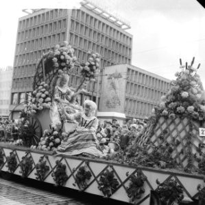 Bloemencorso in Rotterdam Twee meisjes op praalwagen, Bestanddeelnr 912-8497