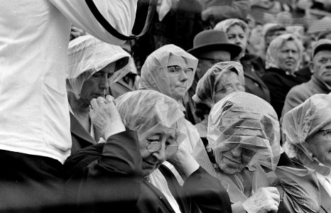 Bloemencorso in het Olympisch Stadion te Amsterdam vrouwen beschermen zich tegen, Bestanddeelnr 911-5617