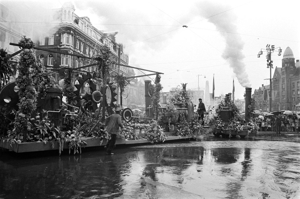 Bloemencorso in Amsterdam in de regen op de Dam, Bestanddeelnr 928-7642