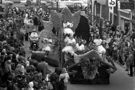Bloemencorso in Hillegom een der praalwagens onderweg, Bestanddeelnr 927-1535