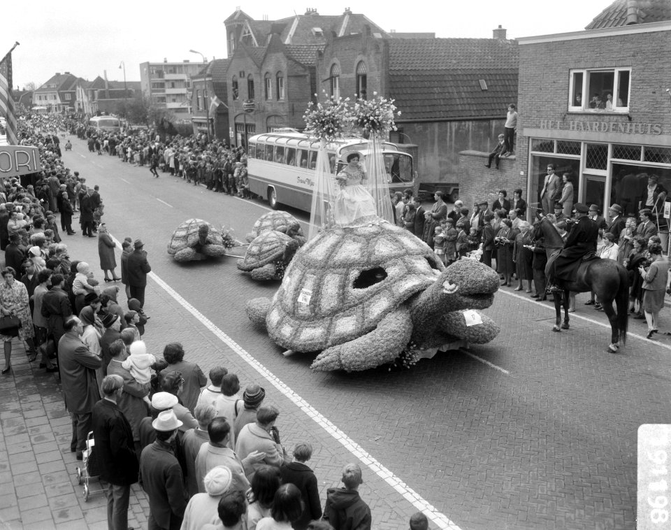 Bloemencorso in bollenstreek, praalwagens gemeente Sassenheim, Bestanddeelnr 919-1198