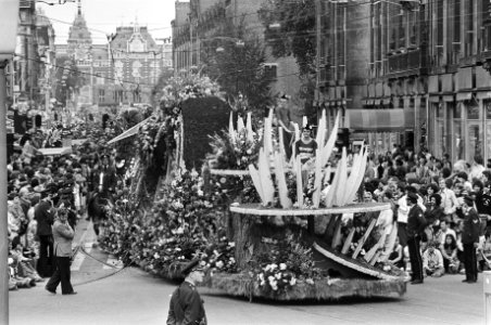 Bloemencorso in Amsterdam corsowagen rijdt Dam op, Bestanddeelnr 929-3333