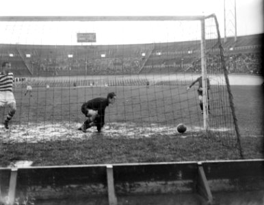 Blauw Wit tegen Edo 0-2. Edo-keeper heeft geluk de bal gaat naast, Bestanddeelnr 902-4786