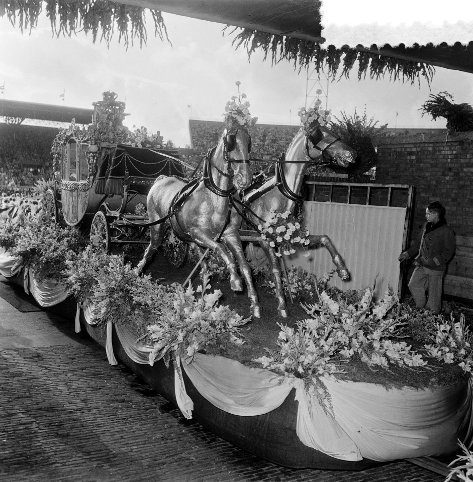 Bloemencorso in Stadion, Bestanddeelnr 905-9518