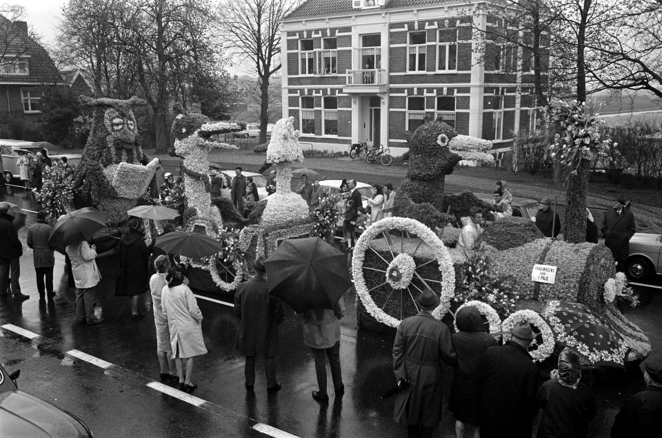 Bloemencorso in Bollenstreek praalwagen van Fabeltjeskrant, Bestanddeelnr 922-3424