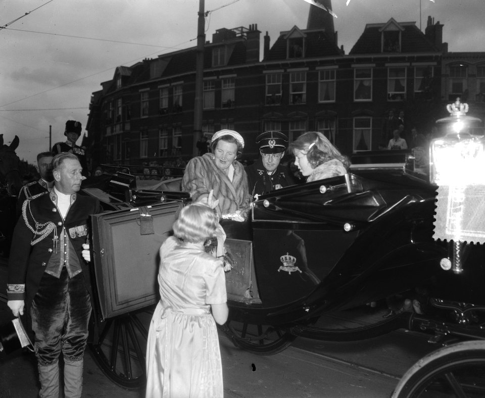 Bloemen voor Koningin Juliana in het open rijtuig aangeboden in de Laan van Meer, Bestanddeelnr 904-7887