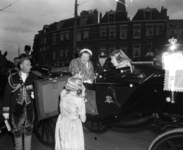 Bloemen voor Koningin Juliana in het open rijtuig aangeboden in de Laan van Meer, Bestanddeelnr 904-7887