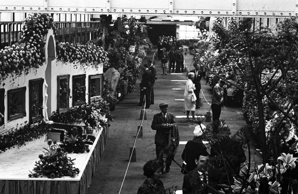 Bloemencorso 1963 Overzichten praalwagens in veilingsgebouw Aalsmeer, Bestanddeelnr 915-5041