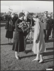 Bloemen worden aangeboden aan prinses Irene door Fredrika Christina Briet, klei…, Bestanddeelnr 018-0471