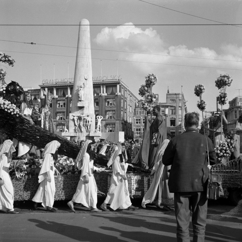 Bloemencorso 1963 Een der praalwagens op het Damrak, Bestanddeelnr 915-5054
