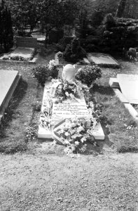 Bloemen worden op graven gelegd, Bestanddeelnr 924-5307