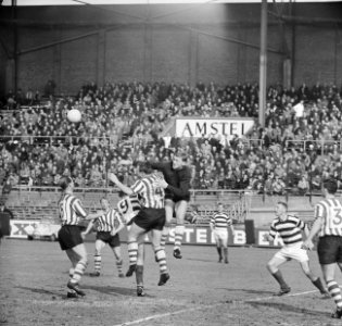 Blauw Wit tegen Sparta 0-5. Keeper Doesburg stompt bal weg voor Koeman ( Blauw W, Bestanddeelnr 914-9381