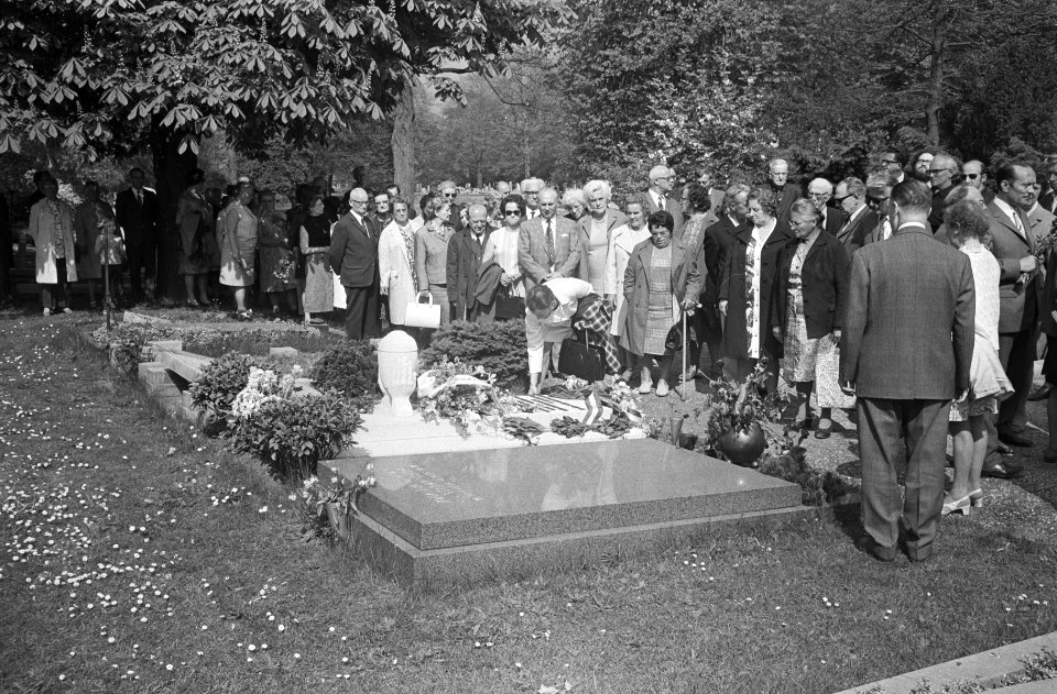 Bloemen worden op graven gelegd, Bestanddeelnr 924-5306
