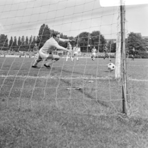 Blauw Wit tegen Heracles 3-1, l. keeper Steunenberg (mg), Bestanddeelnr 922-7147