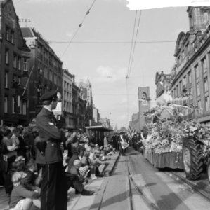 Bloemencorso 1963 Een der praalwagens op het Damrak, Bestanddeelnr 915-5046