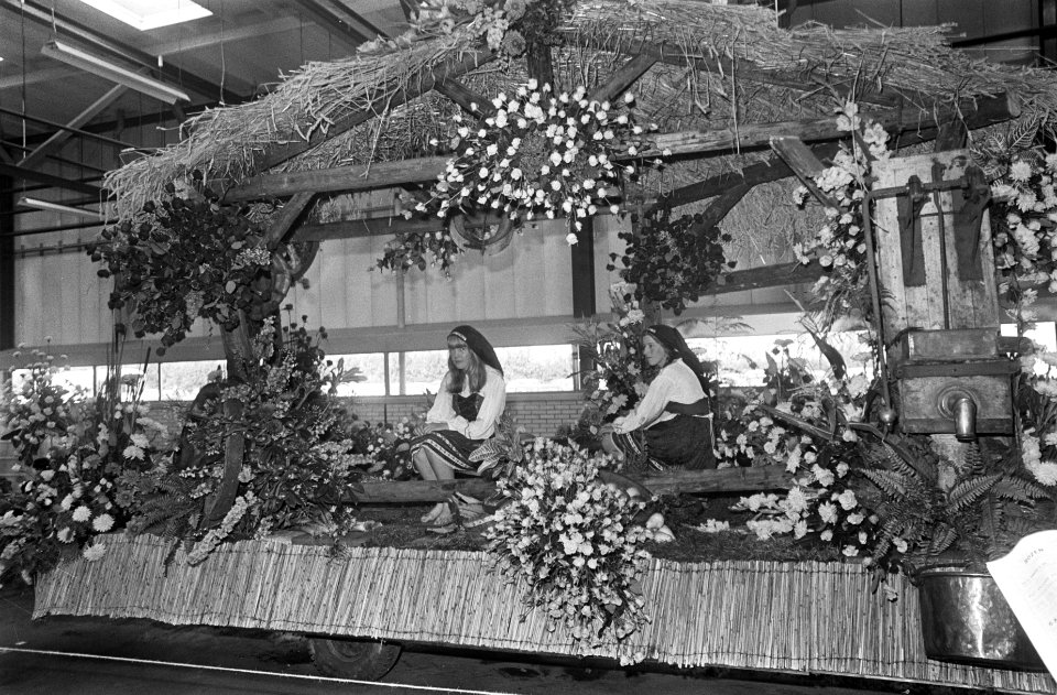 Bloemencorso 1969 voorbereidingen in Aalsmeer wagen Bloemenhuisje, Bestanddeelnr 922-7617