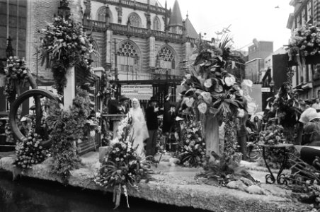 Bloemencorso in Amsterdam in de regen op de Dam, Bestanddeelnr 928-7643