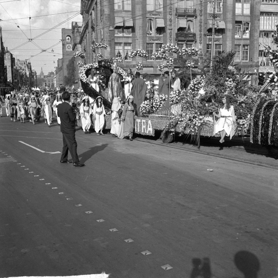 Bloemencorso 1963 Een der praalwagens op het Damrak, Bestanddeelnr 915-5051