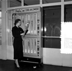 Bloemenautomaat op Schiphol (Plaat met hele automaat), Bestanddeelnr 908-2332