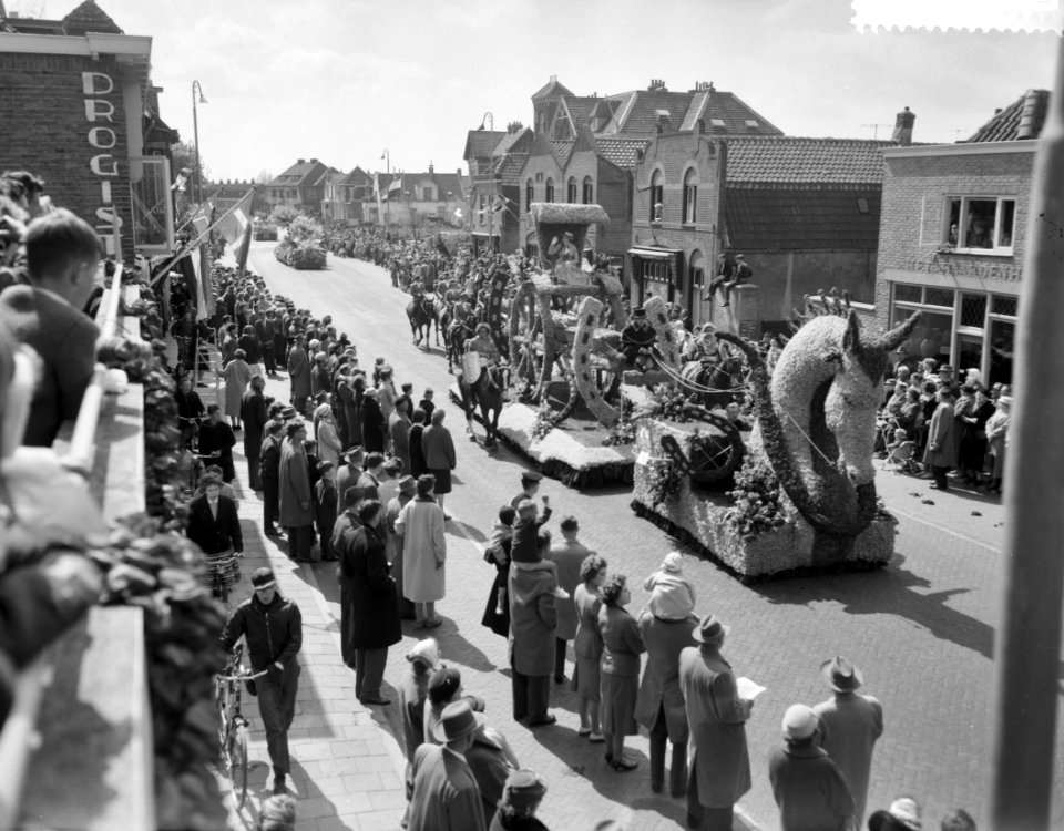 Bloemencorso in de Bollenstreek, fraaie wagen trekt door Bollenstreek, Bestanddeelnr 911-1883