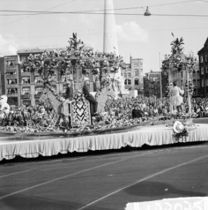 Bloemencorso 1963 Een der praalwagens op het Damrak, Bestanddeelnr 915-5052
