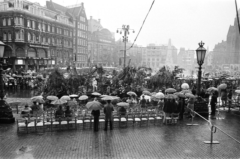 Bloemencorso in Amsterdam in de regen op de Dam, verregend publiek op de Dam, Bestanddeelnr 928-7644