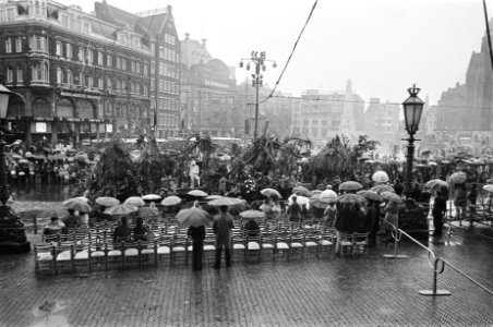 Bloemencorso in Amsterdam in de regen op de Dam, verregend publiek op de Dam, Bestanddeelnr 928-7644