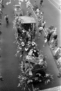 Bloemencorso in teken van Pilgrim Fathers in Leiden, Bestanddeelnr 923-7202