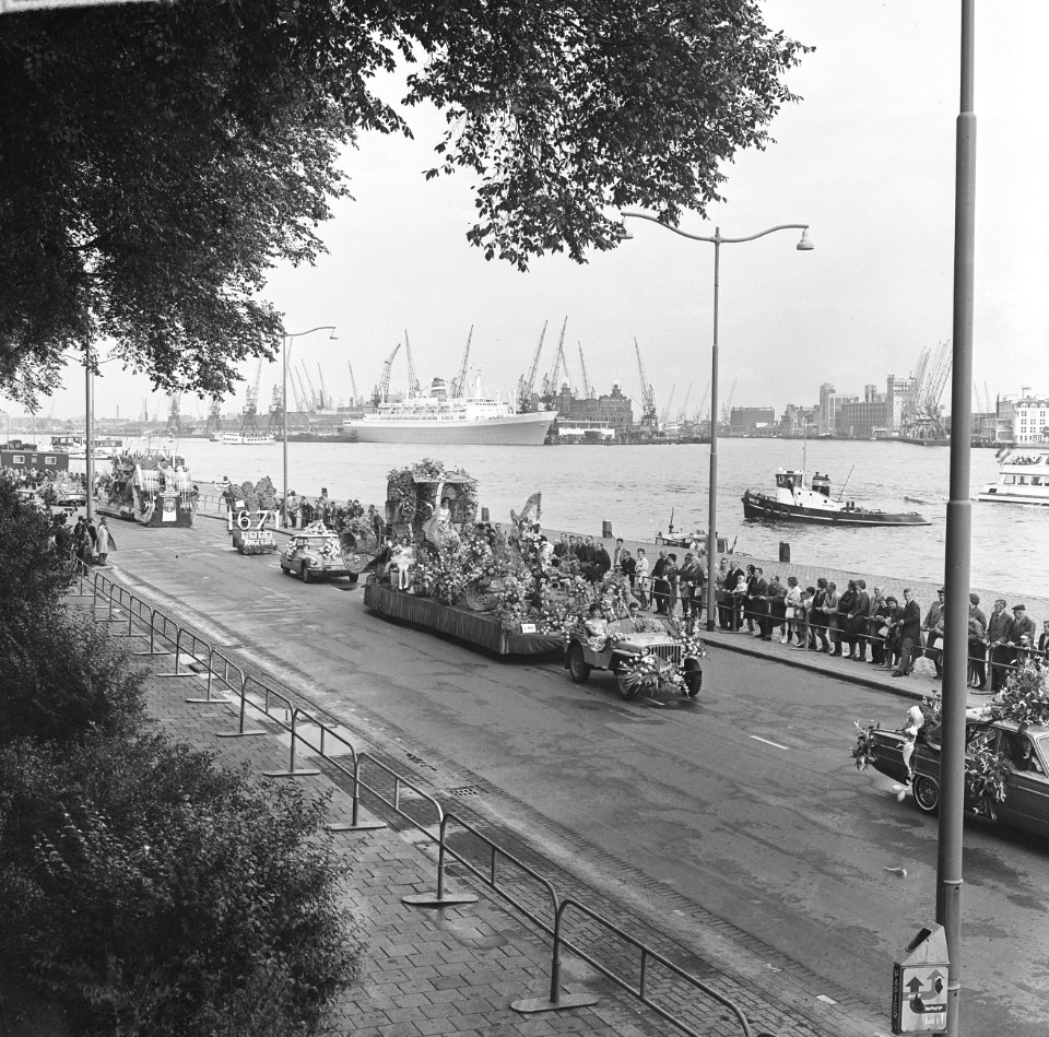 Bloemencorso in Rotterdam als aflsuiting Havenweek 1963, Bestanddeelnr 915-4621