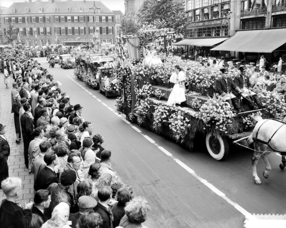 Bloemencorso Den Haag. Bloemenkoningin, Bestanddeelnr 905-2605