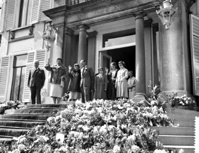Bloemendefile voor koningin Juliana op Paleis Soestdijk , Hare Majesteit , Prins, Bestanddeelnr 911-2030