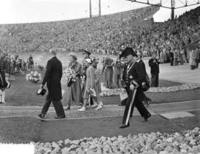 Bloemenfeest in Stadion, aankomst koningin Juliana, Bestanddeelnr 905-9490
