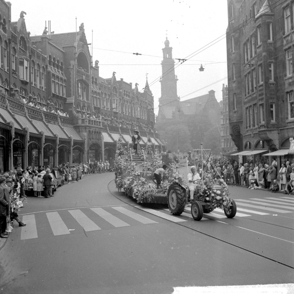 Bloemencorso in Amsterdam, de praalwagen van Michiel Adriaanzoon de Ruyter (1e p, Bestanddeelnr 916-8470