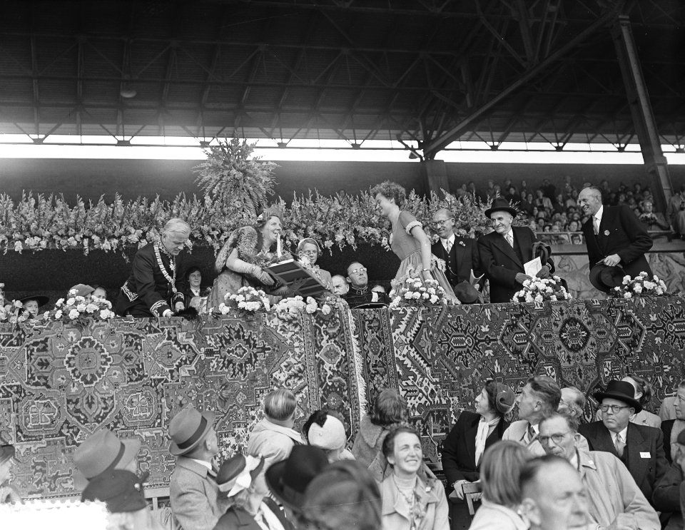 Bloemenfeest in Stadion, Bestanddeelnr 905-9497