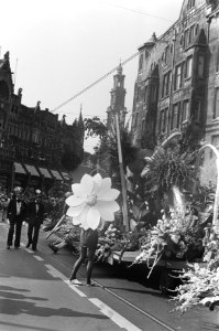 Bloemencorso in Amsterdam met op de achtergrond de Westertoren, Bestanddeelnr 931-6615