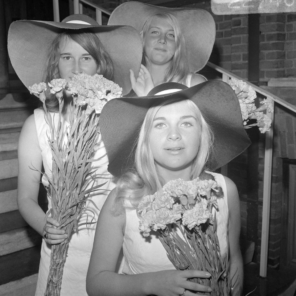 Bloemencorso Aalsmeer voorbereidingen 3 meisjes met bloemen, Bestanddeelnr 922-7404