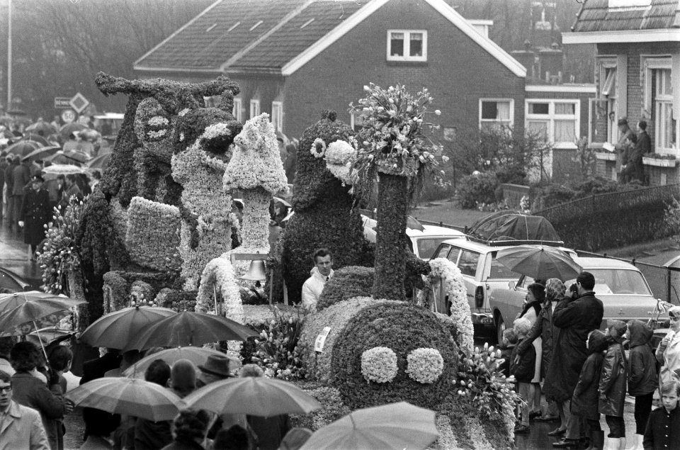 Bloemencorso in Bollenstreek praalwagen met het thema de Fabeltjeskrant. Meneer, Bestanddeelnr 922-3426