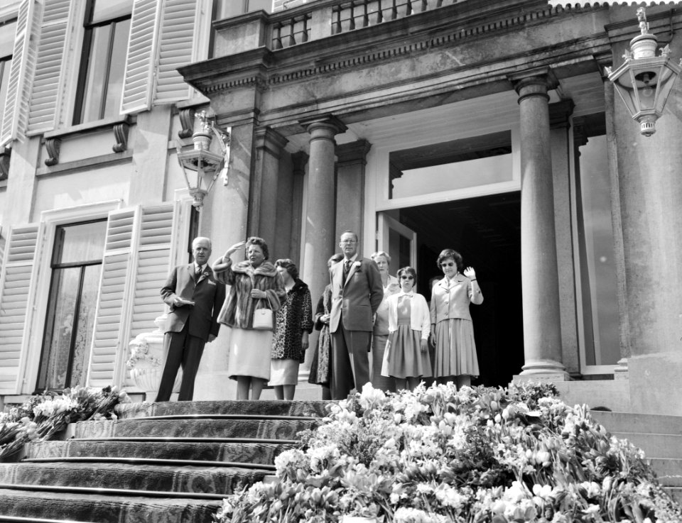 Bloemendefile voor koningin Juliana op Paleis Soestdijk , vlnr Hare Majestei, Bestanddeelnr 911-2019