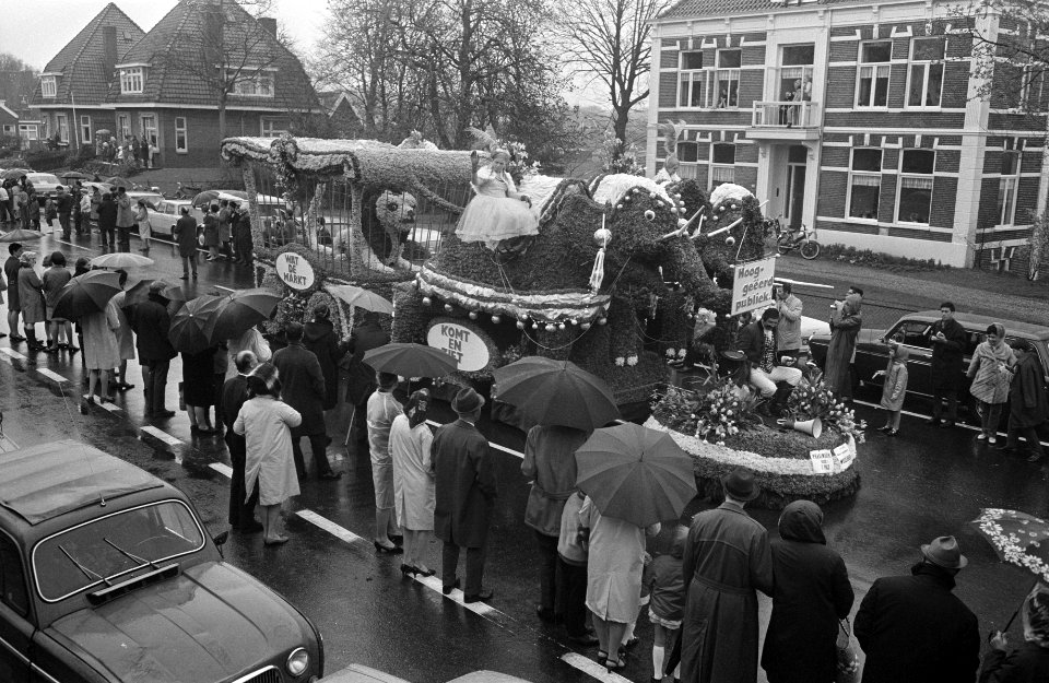 Bloemencorso in Bollenstreek, praalwagen met olifanten en leeuwen, Bestanddeelnr 922-3428