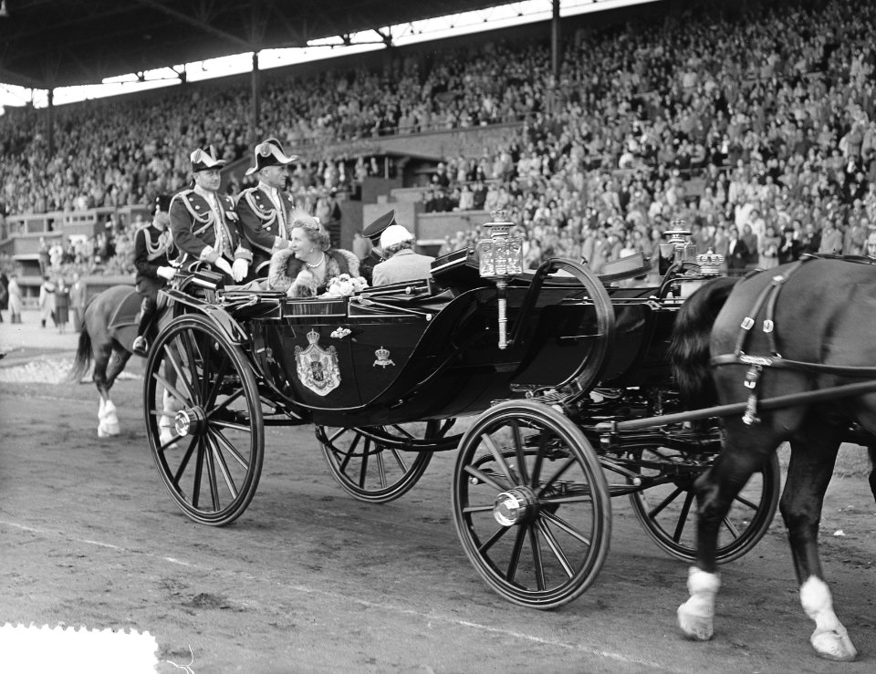 Bloemenfeest in Stadion, aankomst koningin Juliana, Bestanddeelnr 905-9485