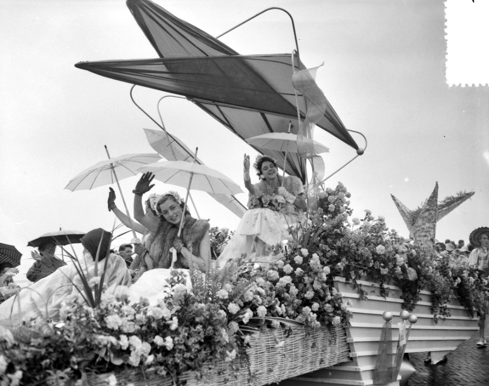 Bloemencorso op boulevard Scheveningen Met Haagse bloemenkoningin Amanda, Bestanddeelnr 907-9447