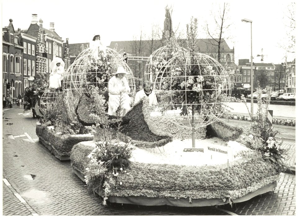 Bloemencorso op de Turfmarkt. NL-HlmNHA 54016818