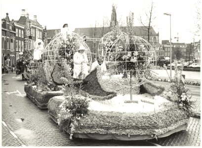 Bloemencorso op de Turfmarkt. NL-HlmNHA 54016818