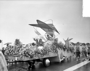 Bloemencorso op boulevard Scheveningen Met Haagse bloemenkoningin Amanda, Bestanddeelnr 907-9454