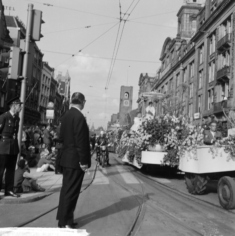 Bloemencorso 1963 Een der praalwagens op het Damrak, Bestanddeelnr 915-5047